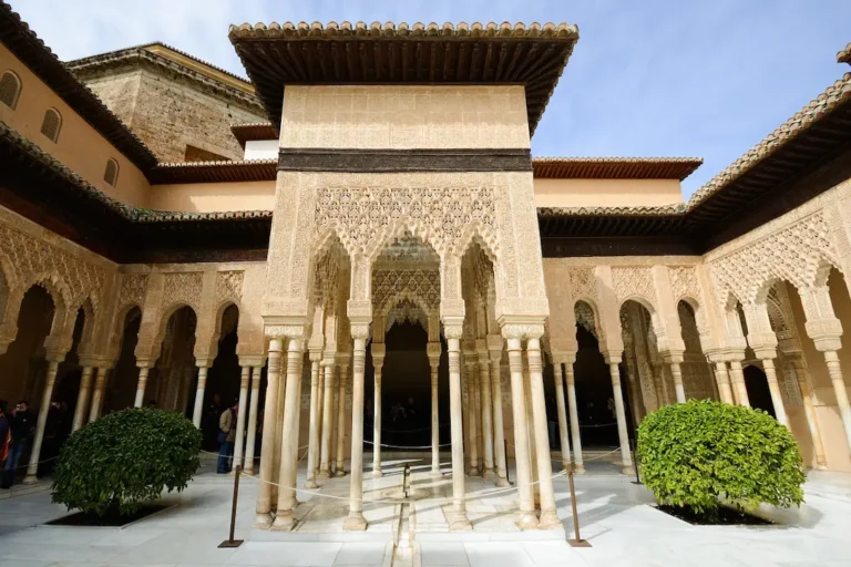 En nuestras visitas guiadas a la Alhambra, visitarás el Patio de los Leones